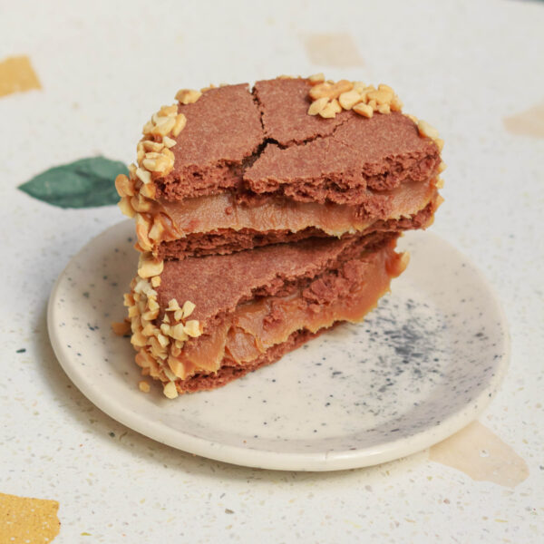Alfajor de choco, dulce de leche y mani.